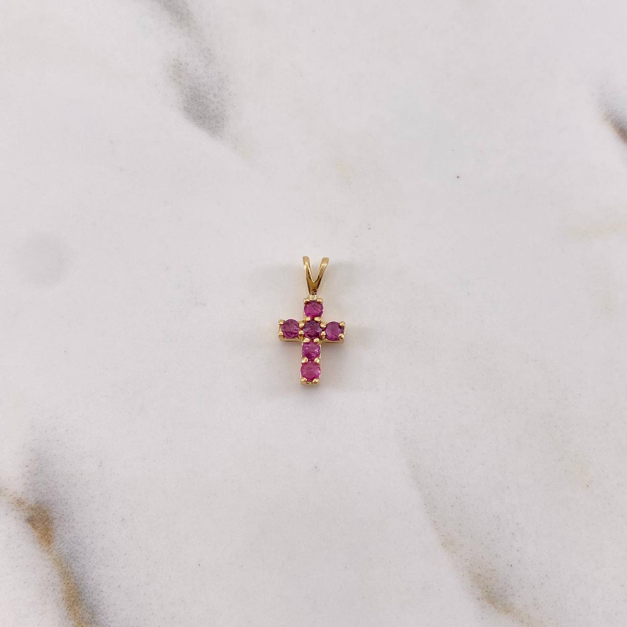 Dije Cruz 0.5gr / 1.4cm / Rubíes 22pts Oro Amarillo 18K &