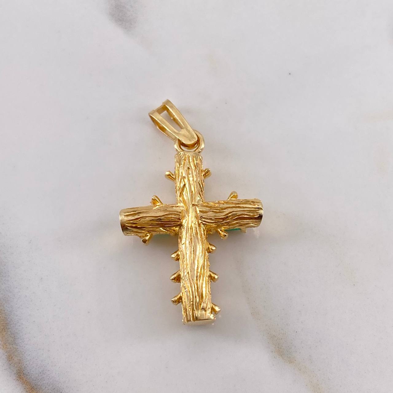 Dije Cruz Barroco 5.25gr / 3.5cm / Esmeraldas 2.03 Qts Oro Amarillo 18K &