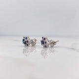 Topos Flor Driada 2.45gr / Zafiros 84pts Diamantes 14pts Oro Blanco 18K (Joya) &