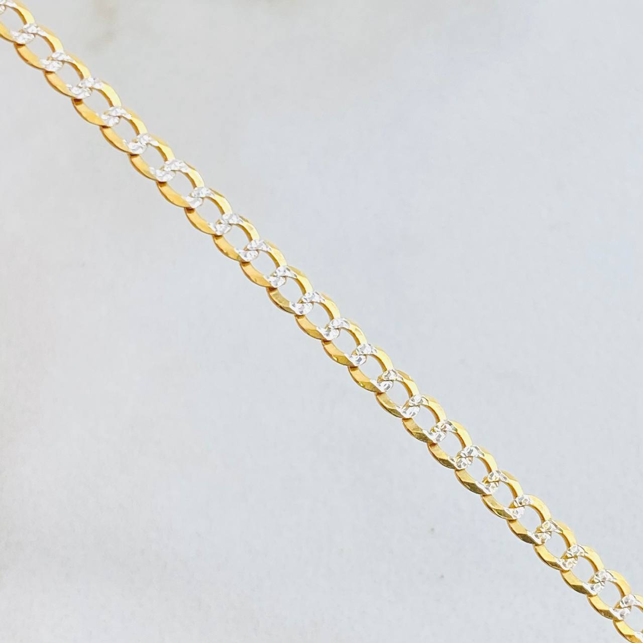 Pulso Cubano 2.2gr / 7 in / 2.6mm Dos Oros Amarillo Blanco +3 18K