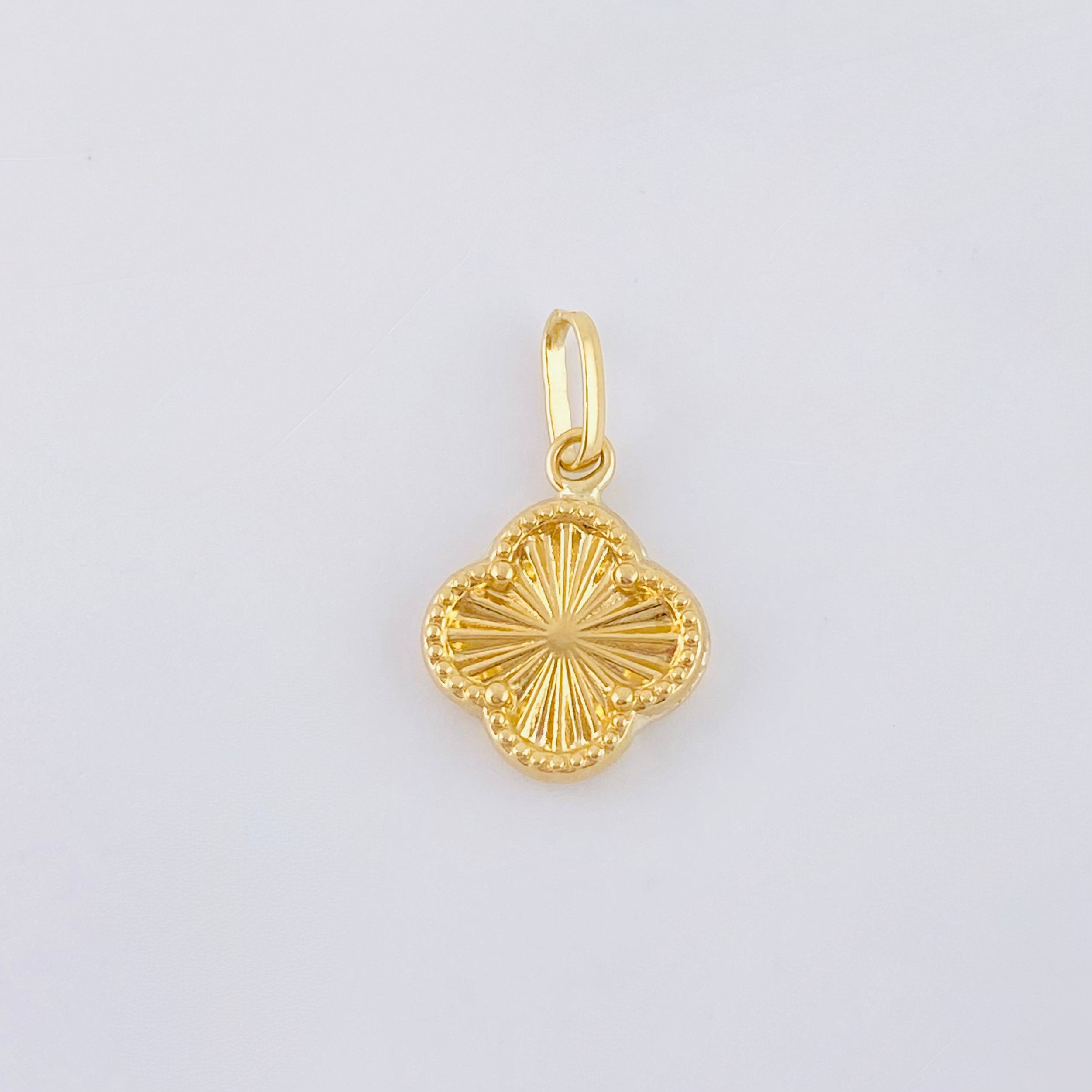 Golden Clover Pendant 0.6gr / 3/4 in / 18K Yellow Gold