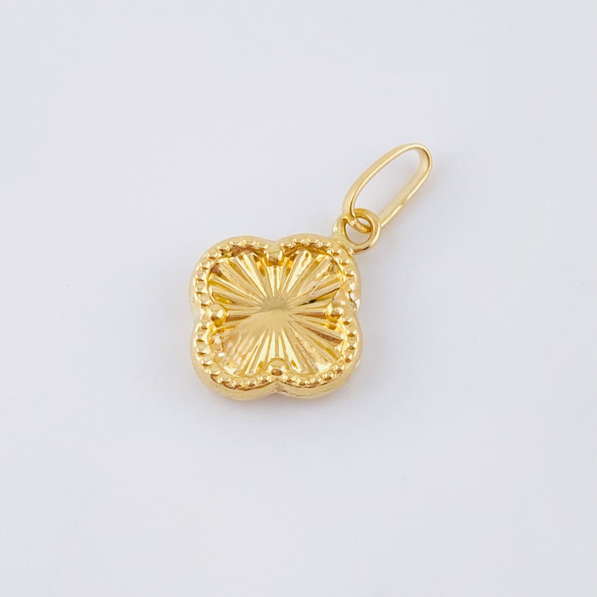 Dije Trebol Dorado 0.6gr / 3/4 in / Oro Amarillo 18K ©