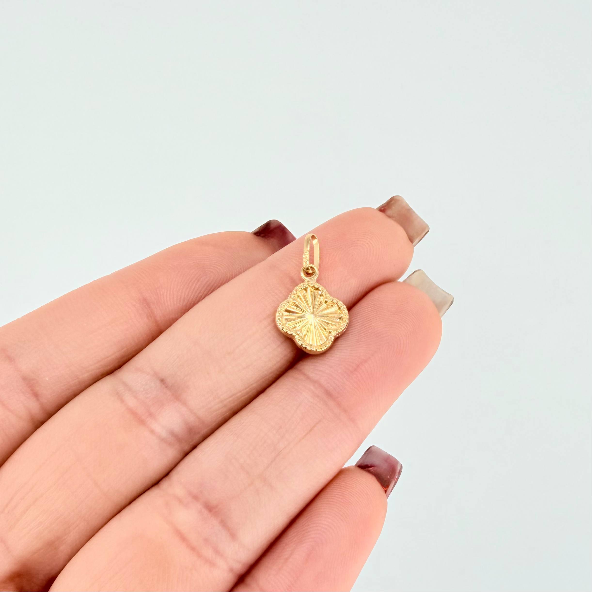 Golden Clover Pendant 0.6gr / 3/4 in / 18K Yellow Gold