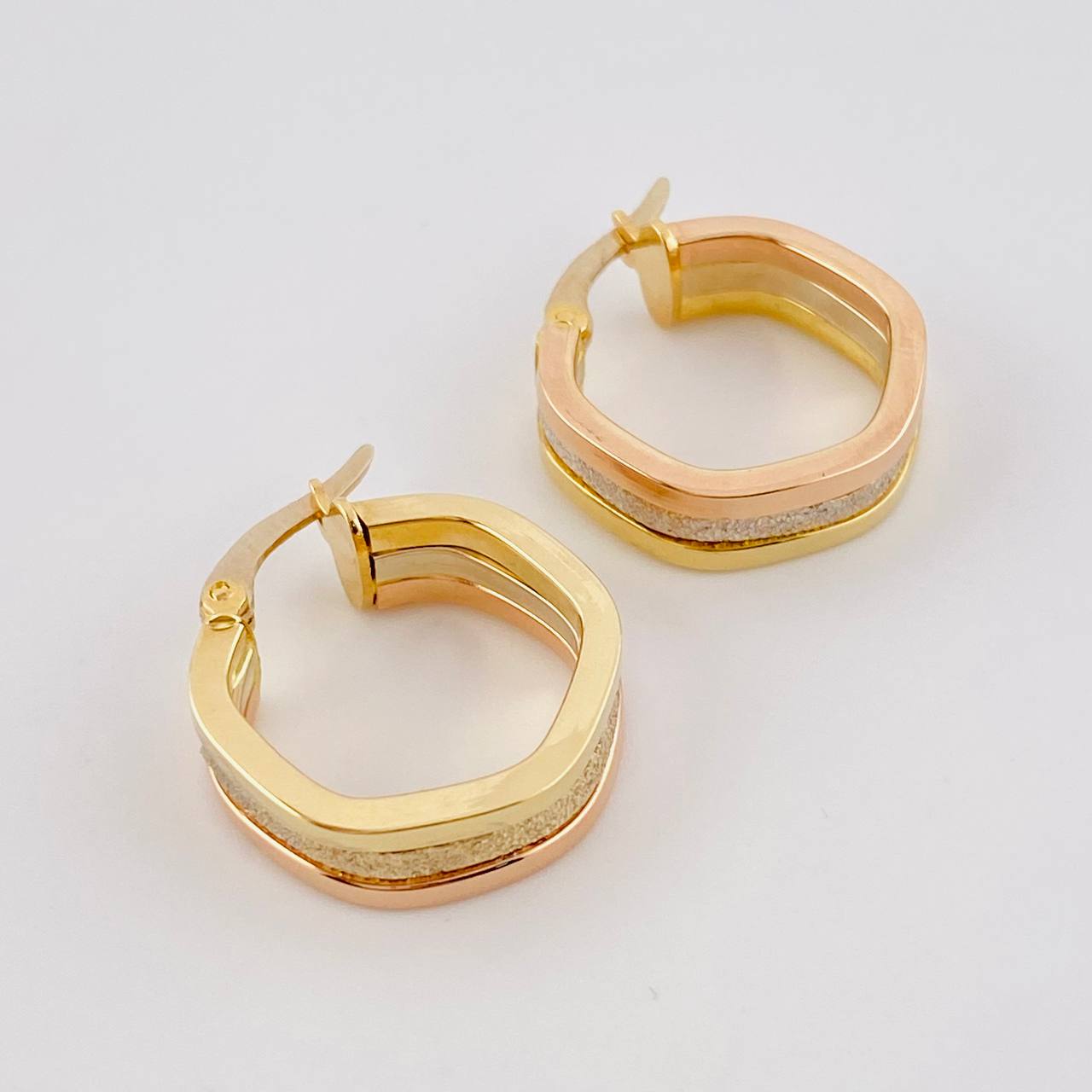Sandri Hoop Earrings 2gr / 3/4 in / Two-tone Yellow White Gold 18K