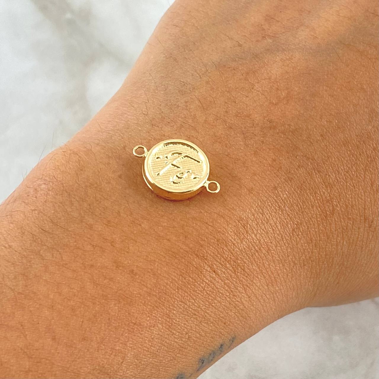 Herraje Fe 0.8gr / 2cm / Circulo Texturizado Oro Amarillo 18K