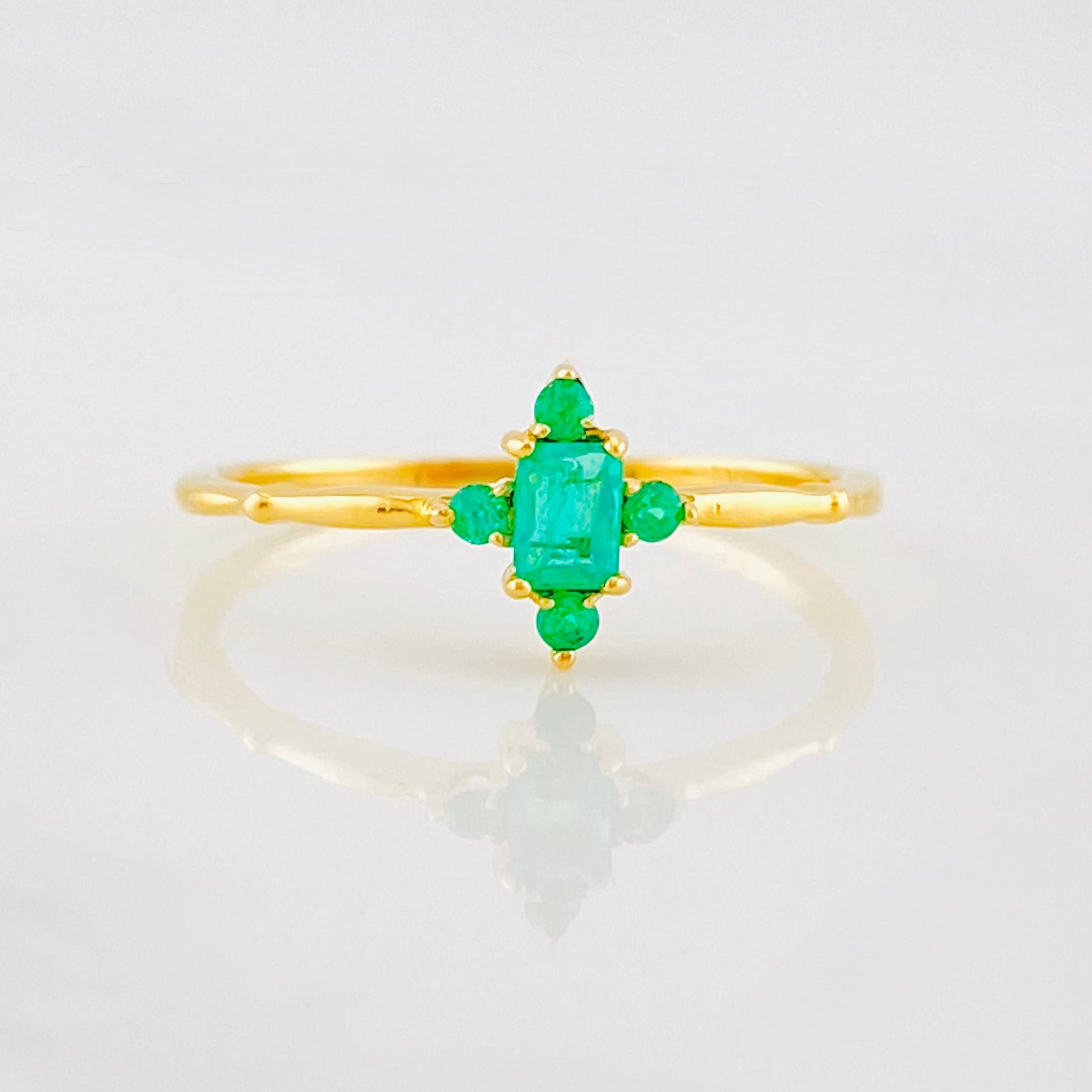 Anillo Flor Imperial Esmeraldas 19pts 1.2g / T6 Oro Amarillo 18K