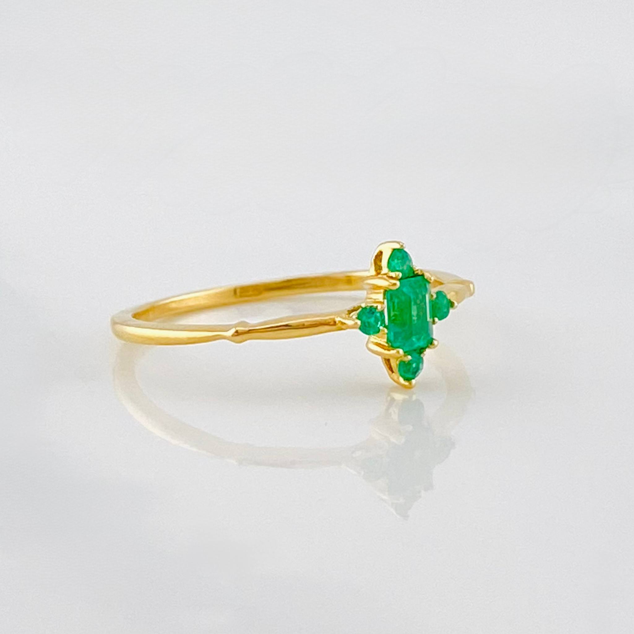 Anillo Flor Imperial Esmeraldas 19pts 1.2g / T6 Oro Amarillo 18K