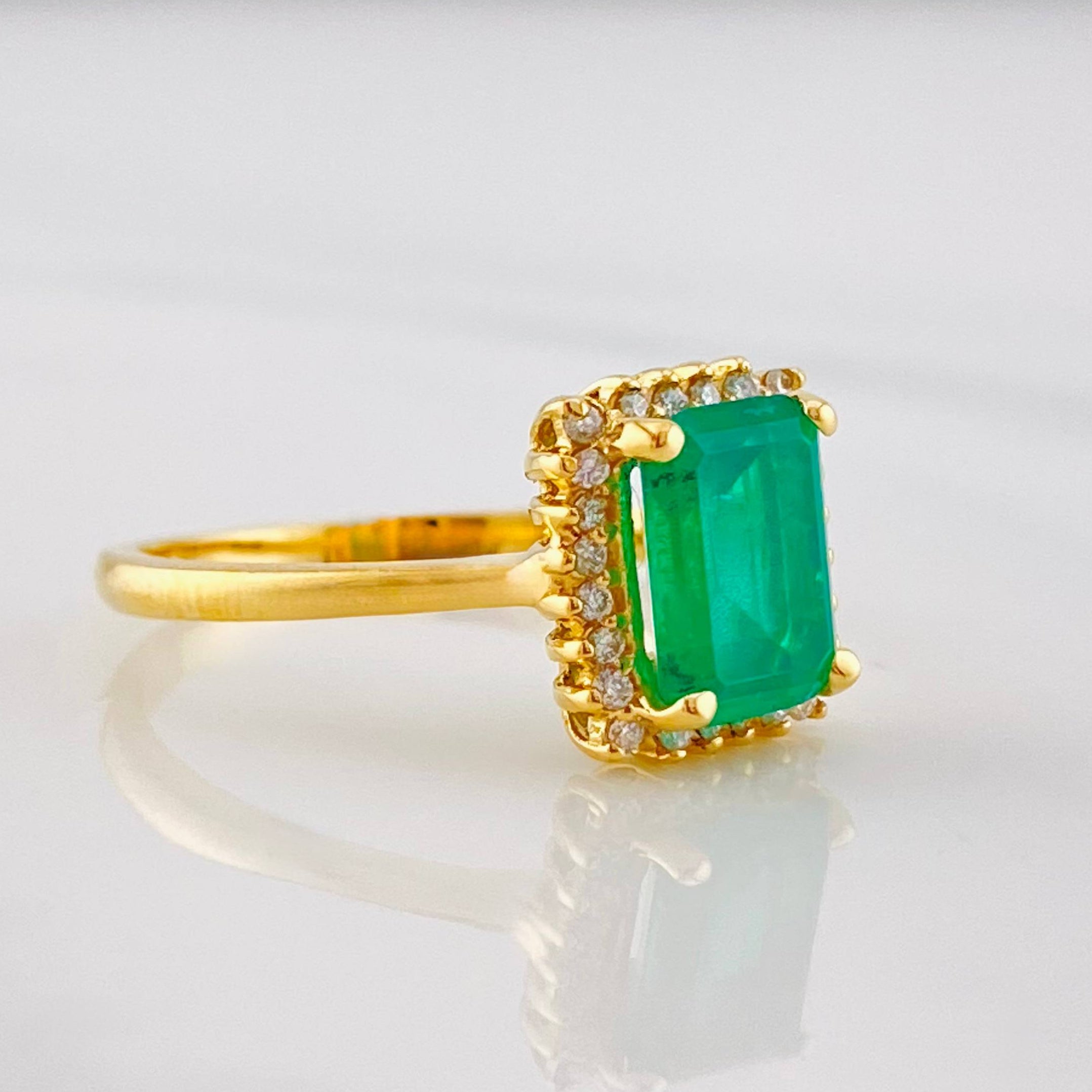 Anillo Solitario Cuadrado Esmeralda 1.67qts Diamantes 15pts 3.1g / T6 Oro Amarillo 18K
