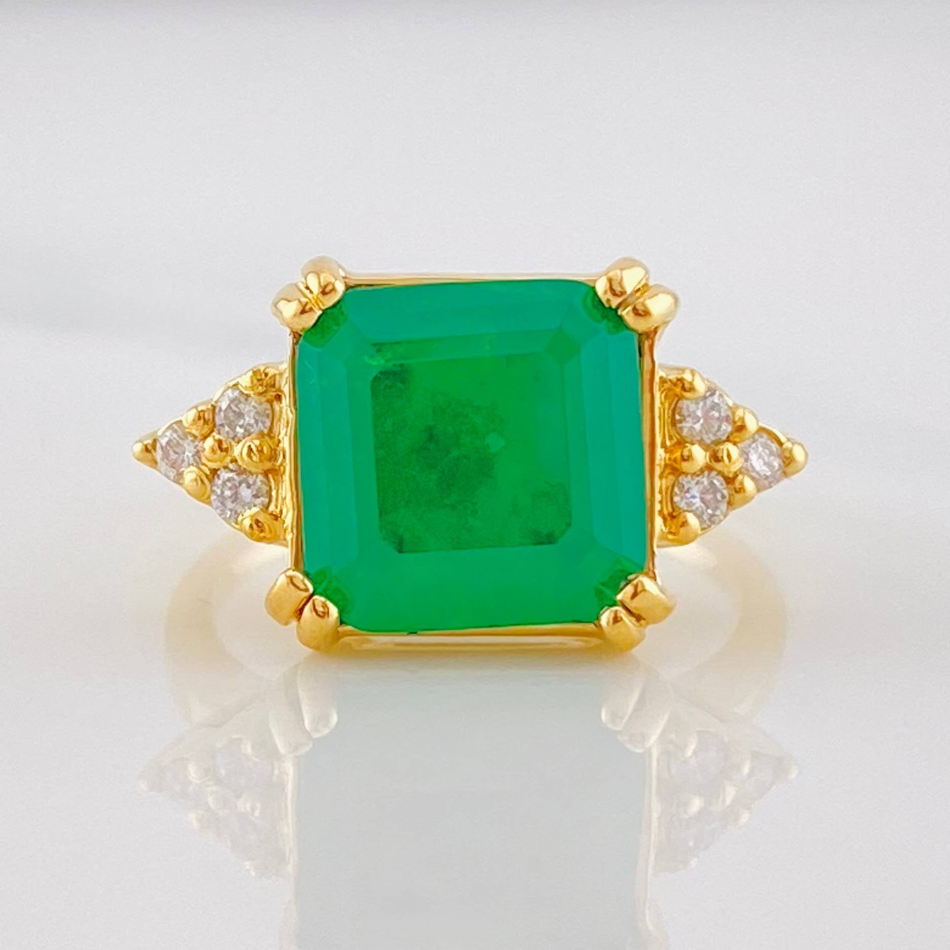 Anillo Cuadrado Imperial Esmeralda 3.7qts Diamantes 12pts 6.15g / T6 1/4 Oro Amarillo 18K