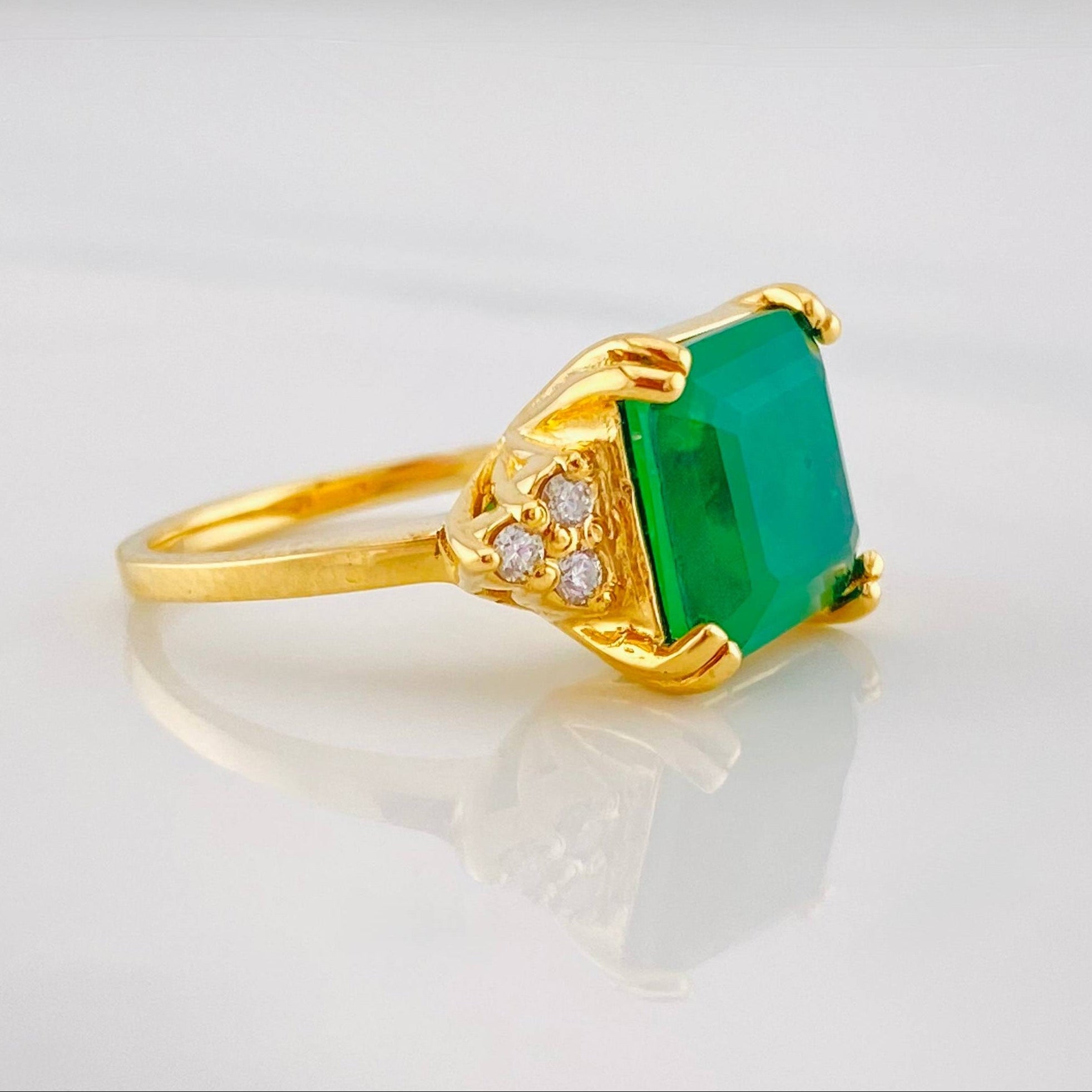 Anillo Cuadrado Imperial Esmeralda 3.7qts Diamantes 12pts 6.15g / T6 1/4 Oro Amarillo 18K
