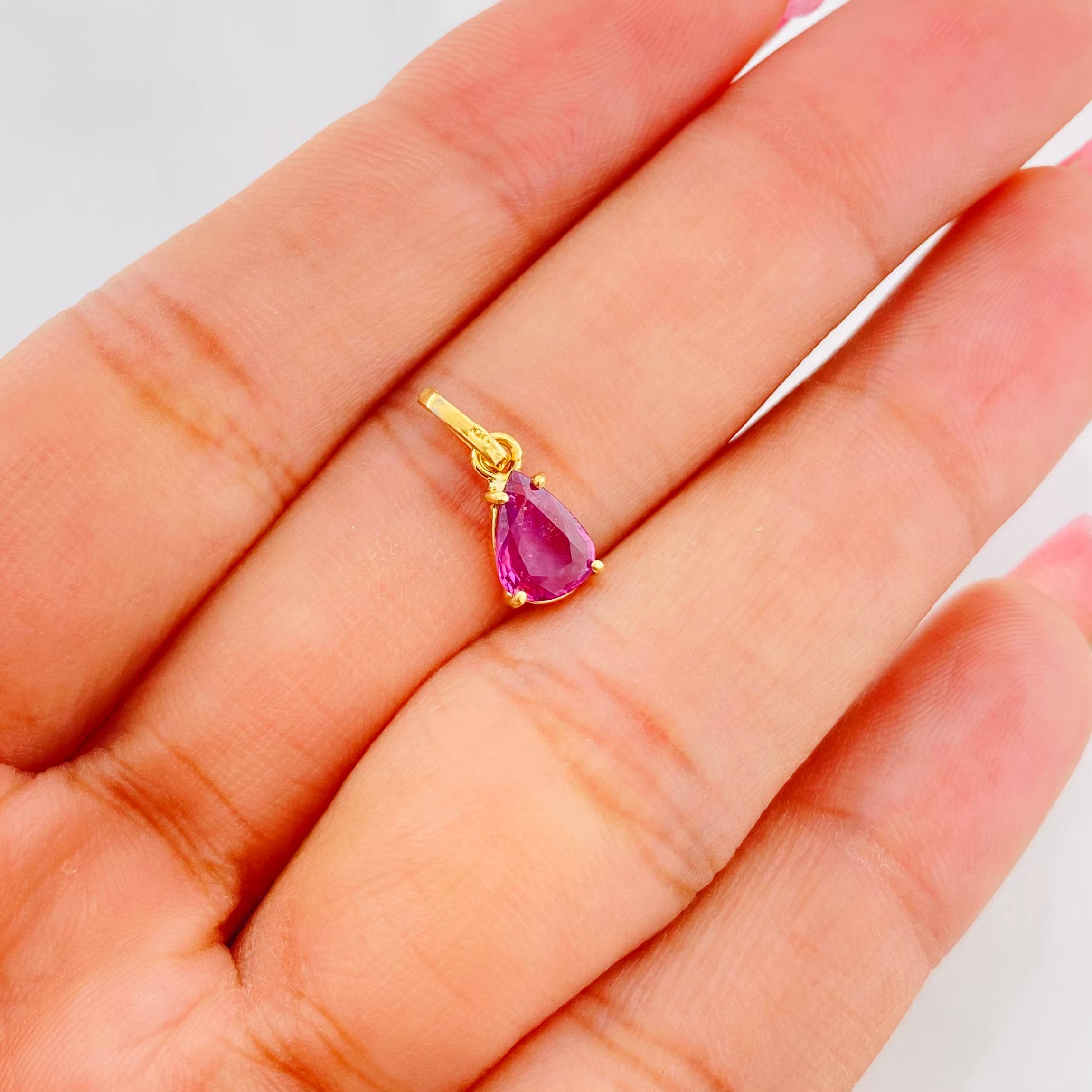Dije Lagrima Rubí 84pts 0.65g / 1/2 in Oro Amarillo 18K