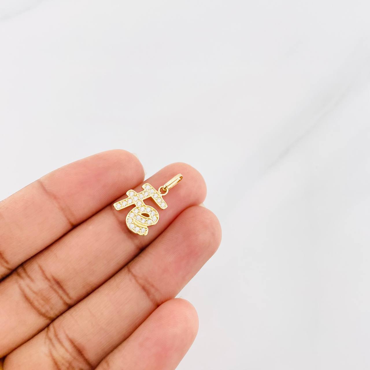 Dije Fe 1.3g / 3/4 in Oro Amarillo 18K