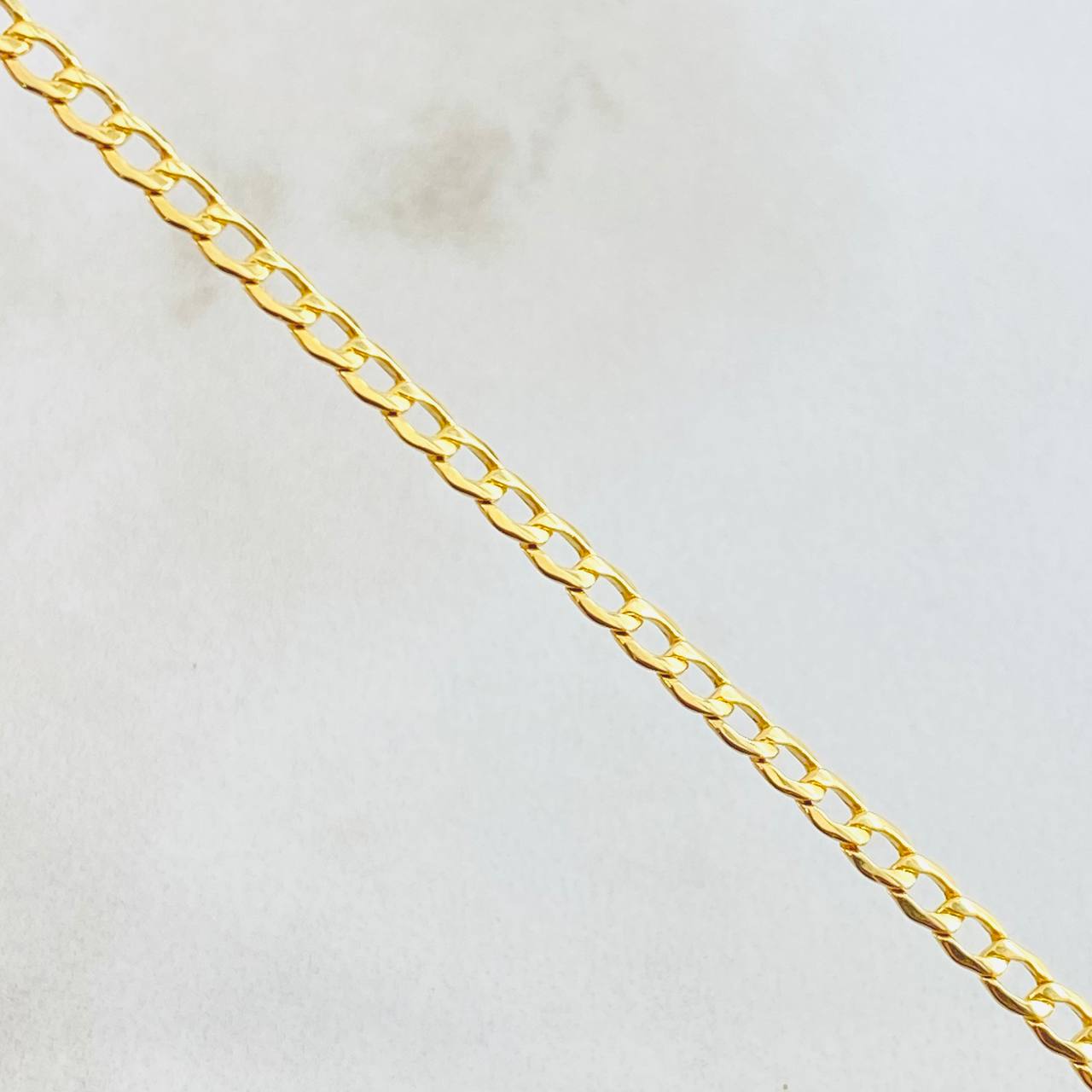 Pulso Cubano 1.4gr / 7 in / 2.4mm Oro Amarillo +1 18K ©