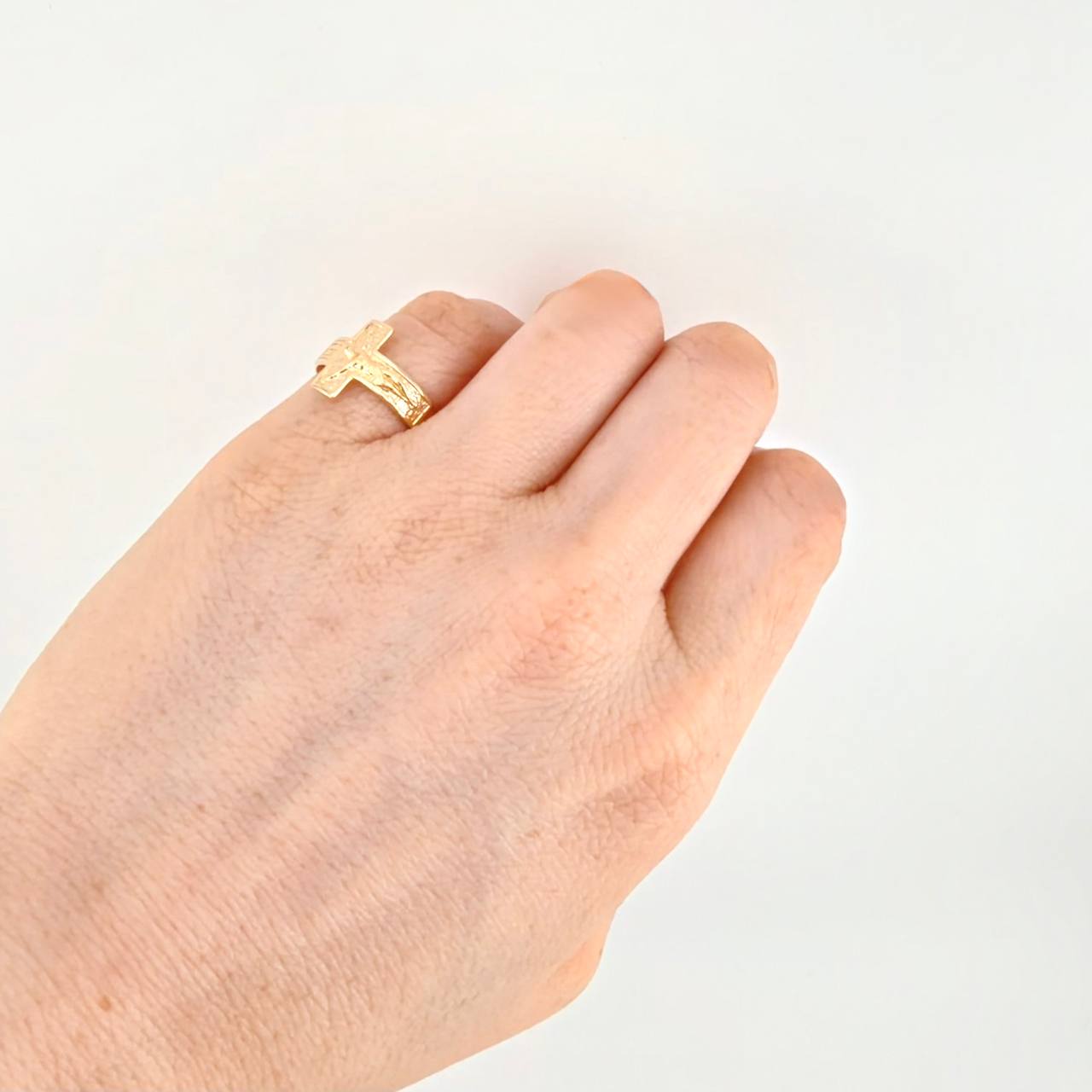 Anillo Cruz Cristo 4.15g / T10 1/2 Oro Amarillo 18K