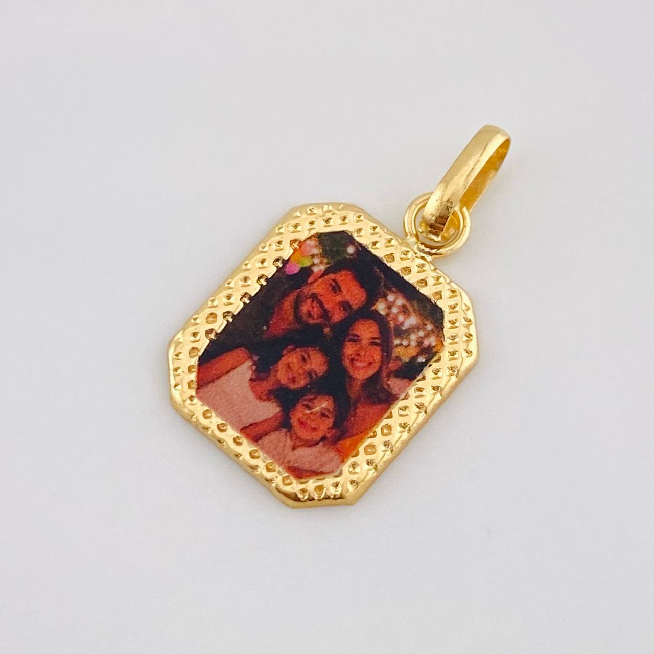 Pendant Bordered Plate 0.7 g / 1 in Yellow Gold 18K