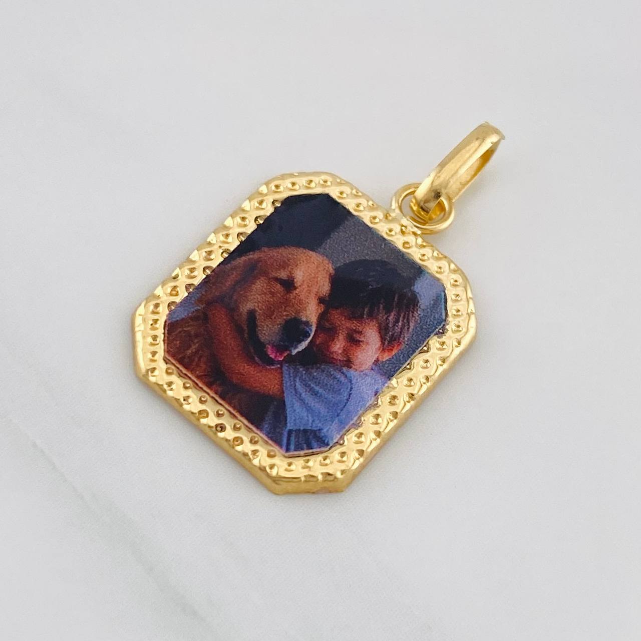 Dije Placa Bordeada 0.75 g / 1 in Oro Amarillo 18K