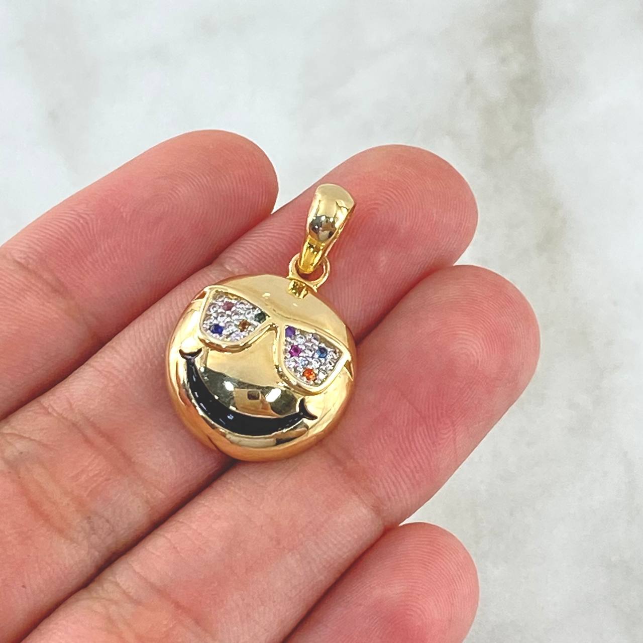 Pendant Emoji Glasses 3.5gr / 2.6cm / Colored Zircons 18K Yellow Gold