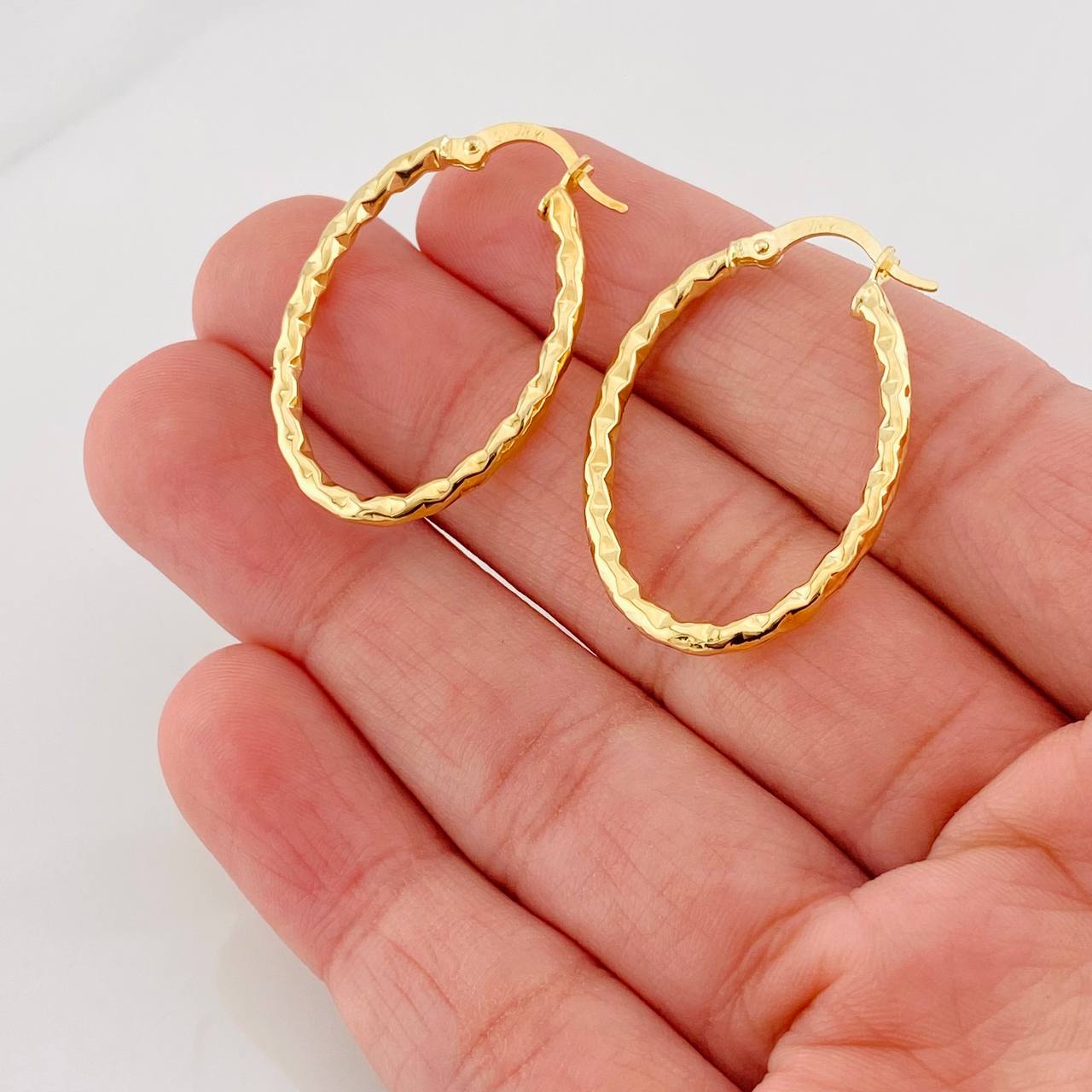 Hoop Earrings Iris Oval 1.85g / 1 1/4 in 18K Yellow Gold