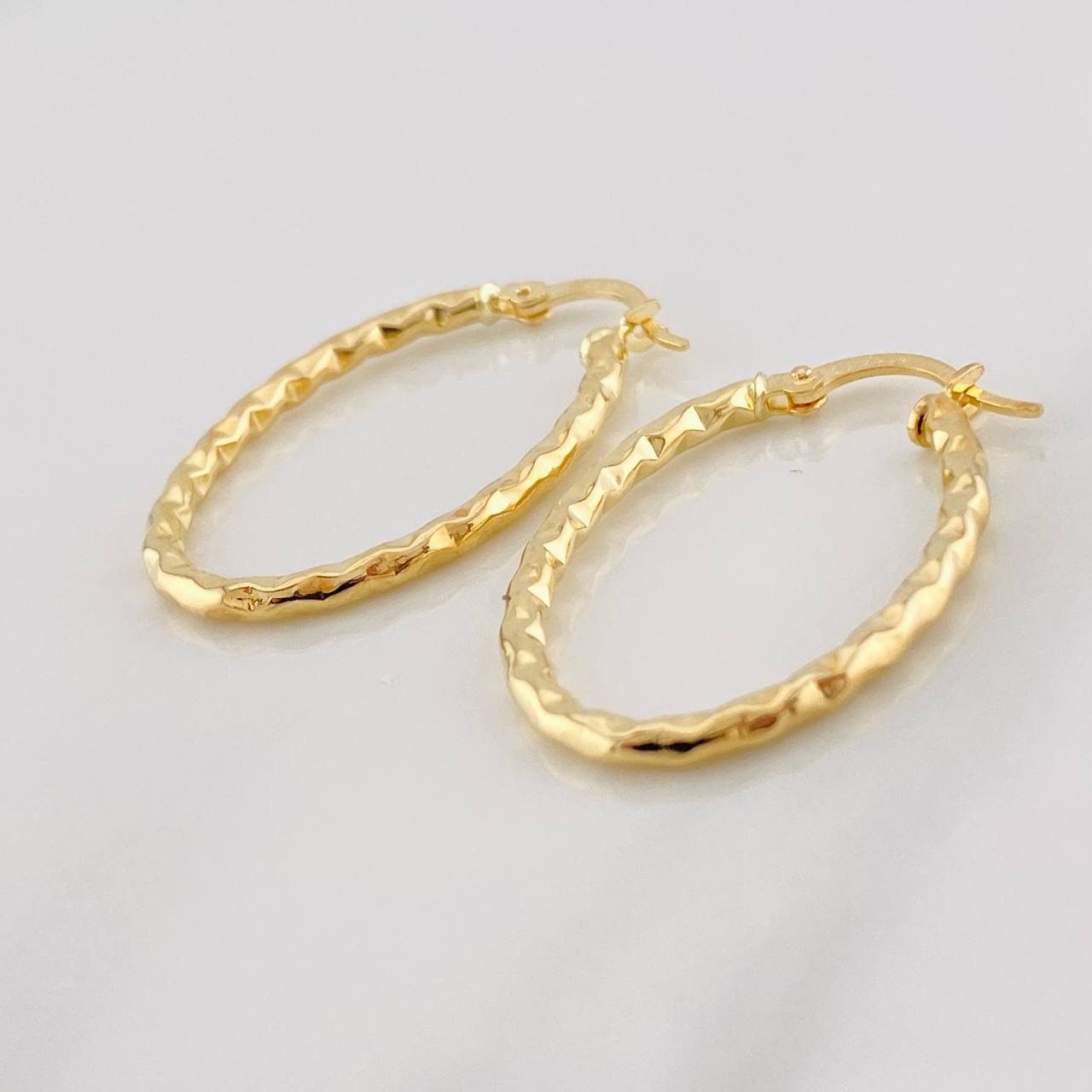 Hoop Earrings Iris Oval 1.85g / 1 1/4 in 18K Yellow Gold