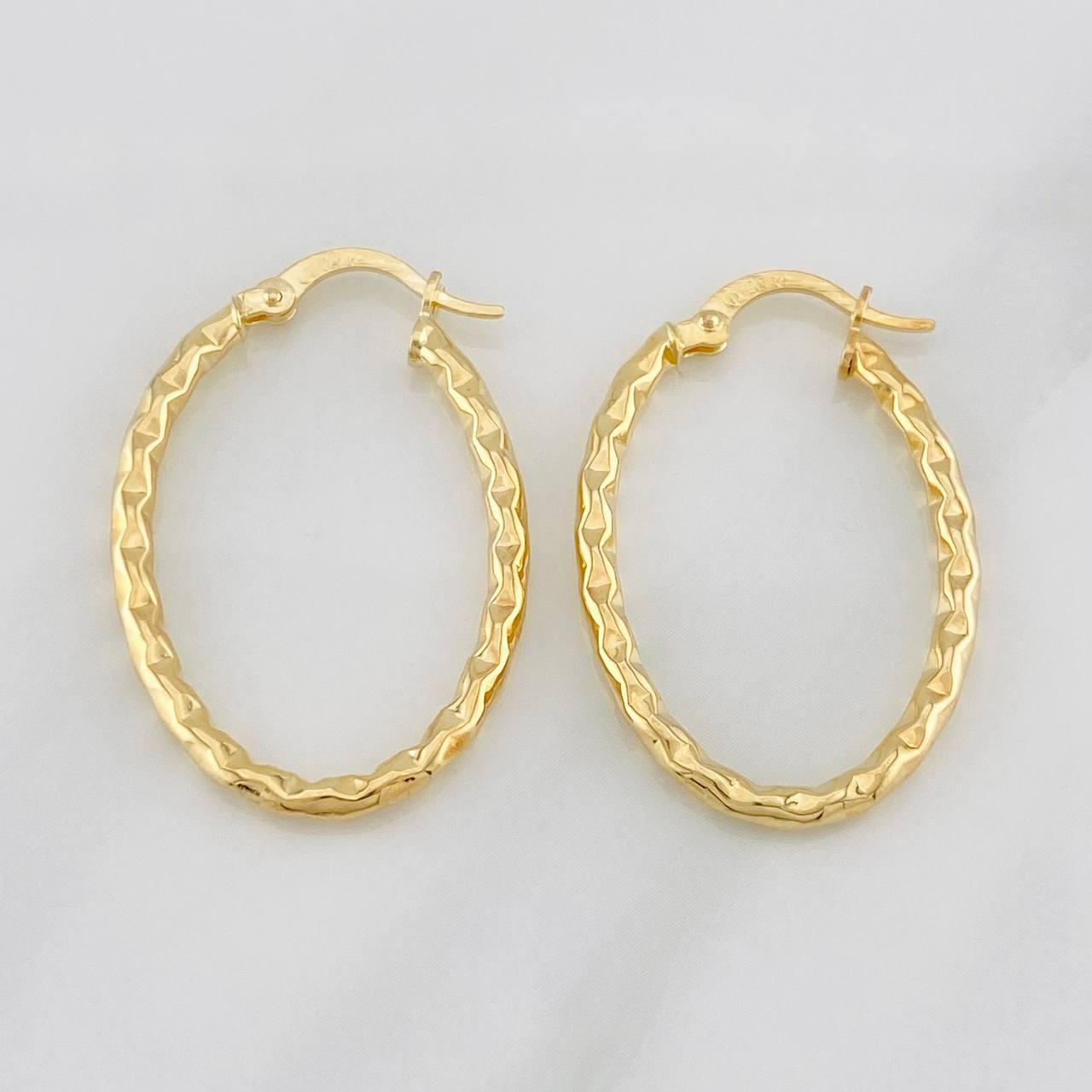 Hoop Earrings Iris Oval 1.85g / 1 1/4 in 18K Yellow Gold