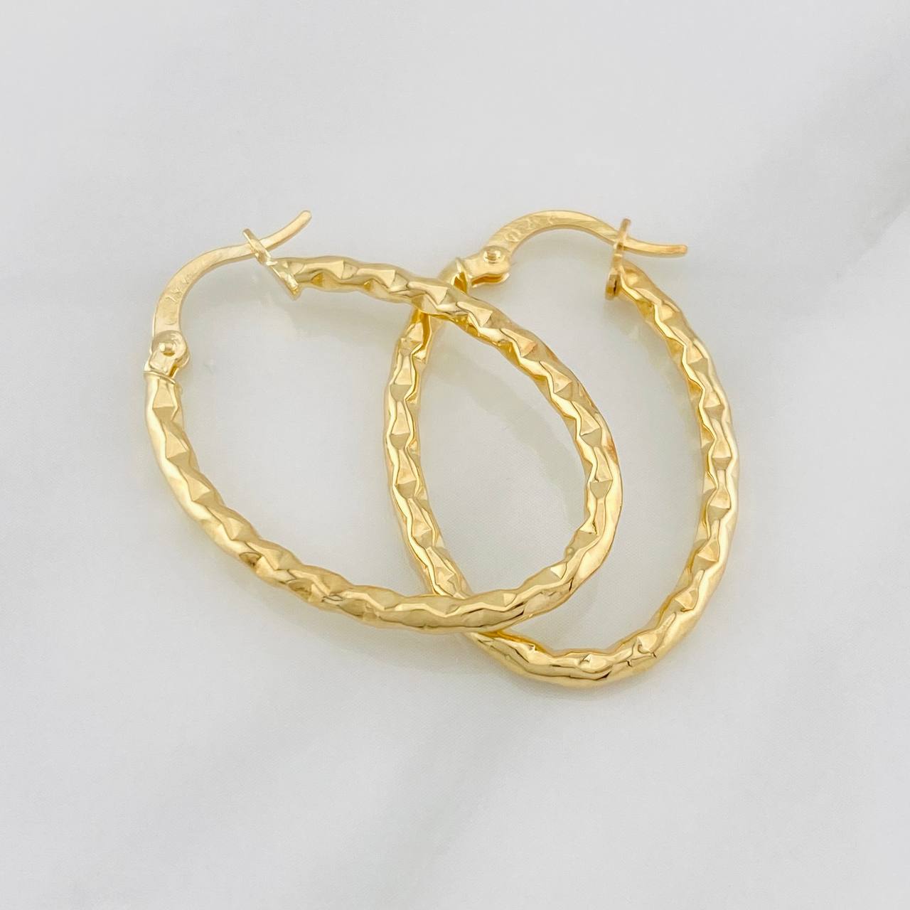 Hoop Earrings Iris Oval 1.85g / 1 1/4 in 18K Yellow Gold