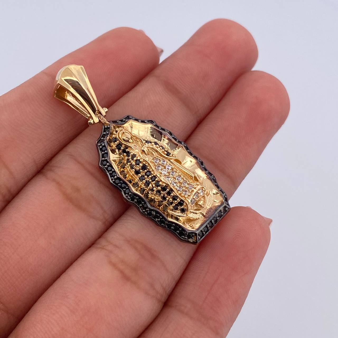 Pendant Virgin Guadalupe 5.9gr / 3.7cm / Black and White Zircons Two Yellows Black 18K $