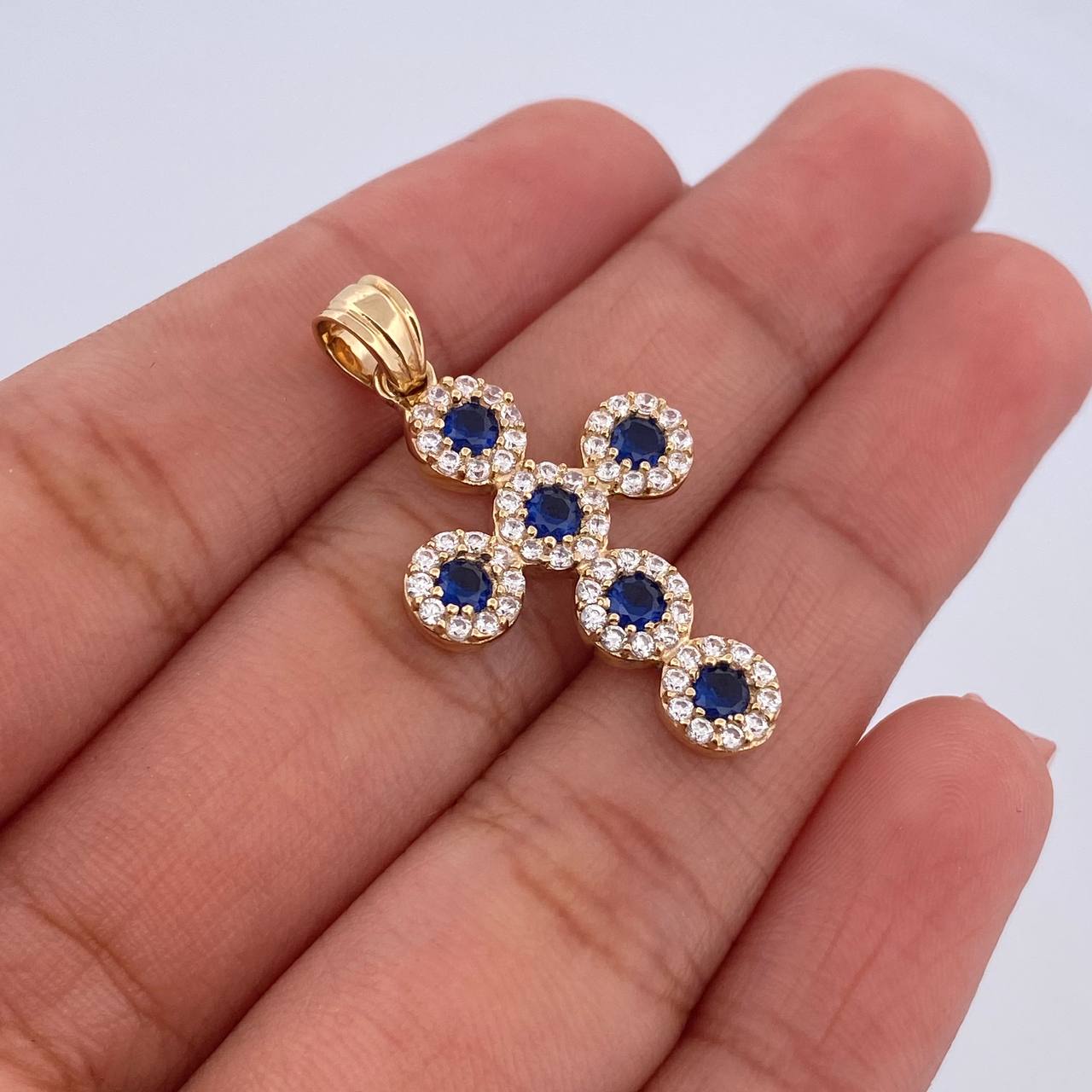 Dije Cruz Tupida 2.3gr / 3cm / Circones Azules Blancos Oro Amarillo 18K $