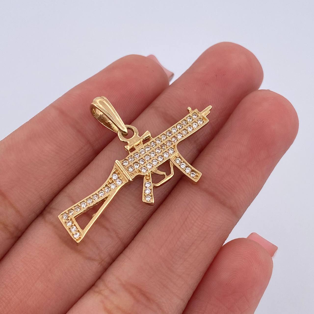 Dije Arma Fusil 2.65gr / 3.4cm / Circones Blancos Oro Amarillo 18K $