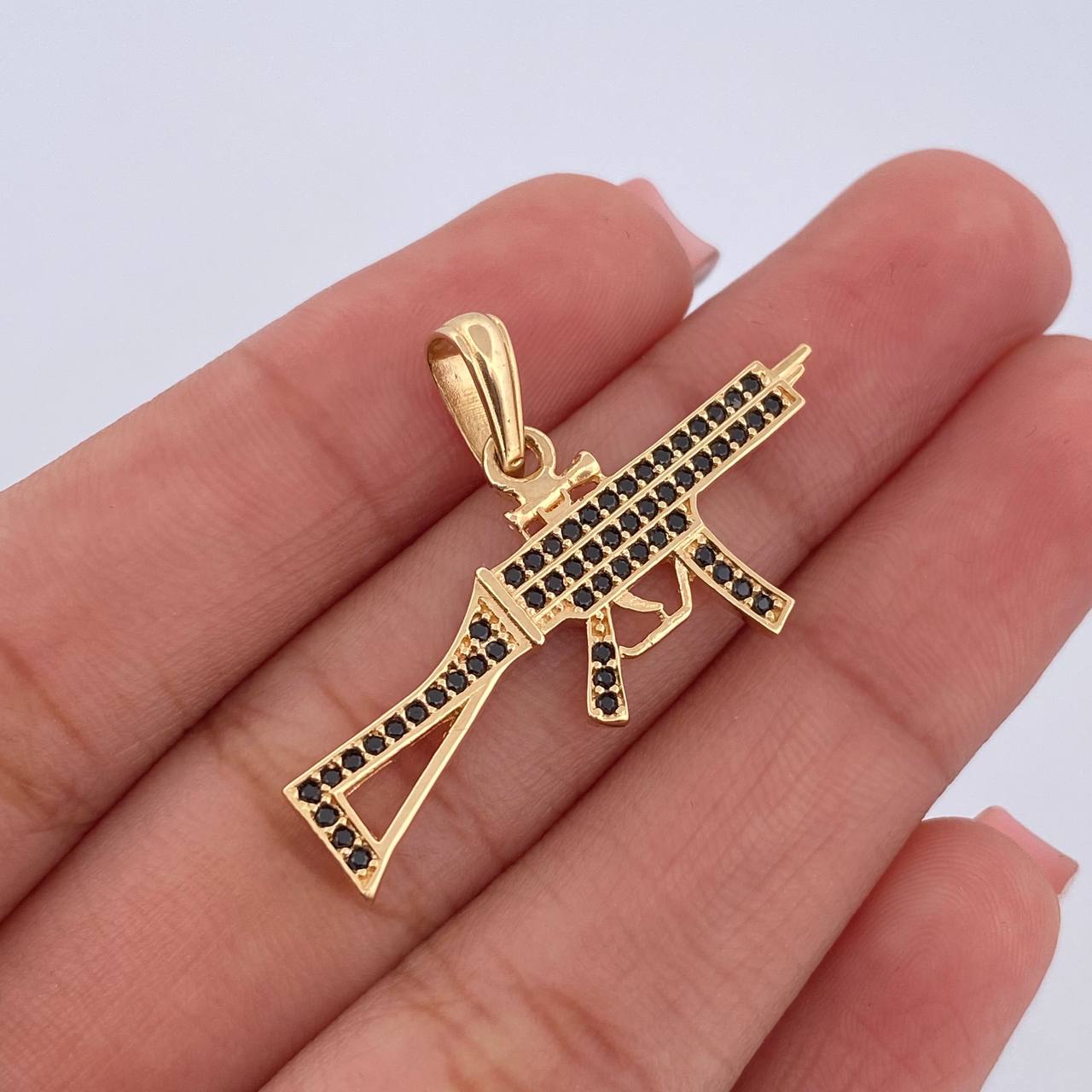 Dije Arma Fusil 2.5gr / 3.4cm / Circones Negros Oro Amarillo 18K $