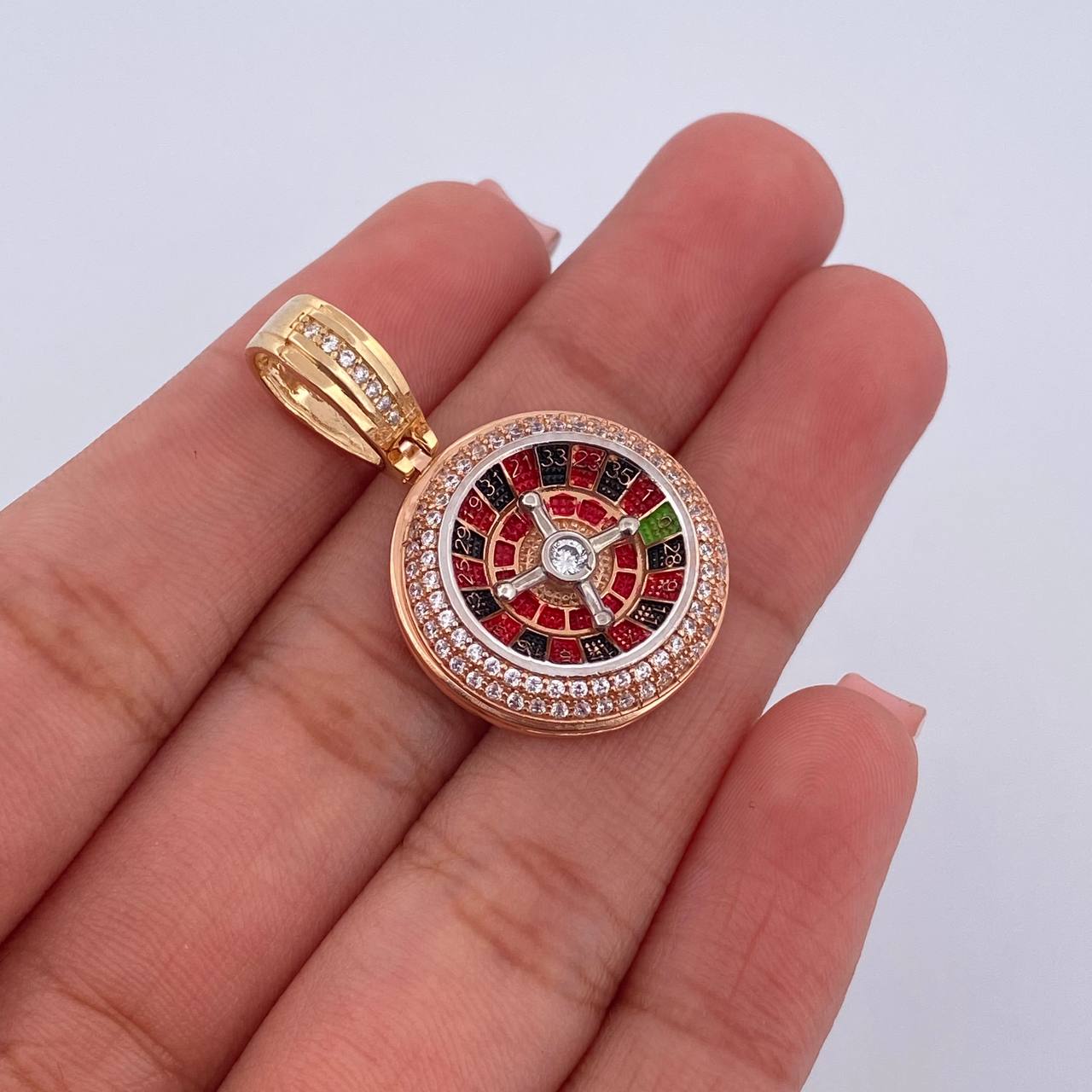 Dije Ruleta 6.4gr / 3cm / Circones Blancos Tres Oros 18K $