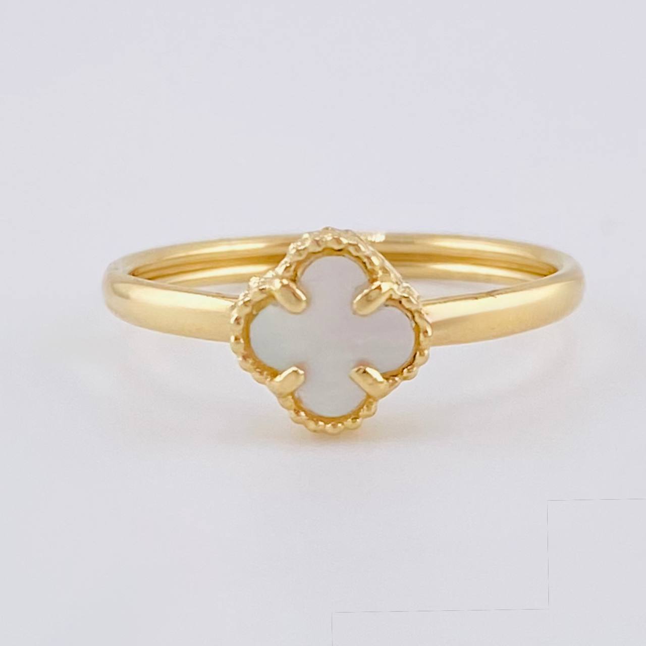 Clover White Mother-of-Pearl Ring 1.2 g / T7 3/4 Yellow Gold 18K