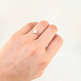 Anillo Trebol Nacar Blanco 1.2 g / T7 1/2 Oro Amarillo 18K
