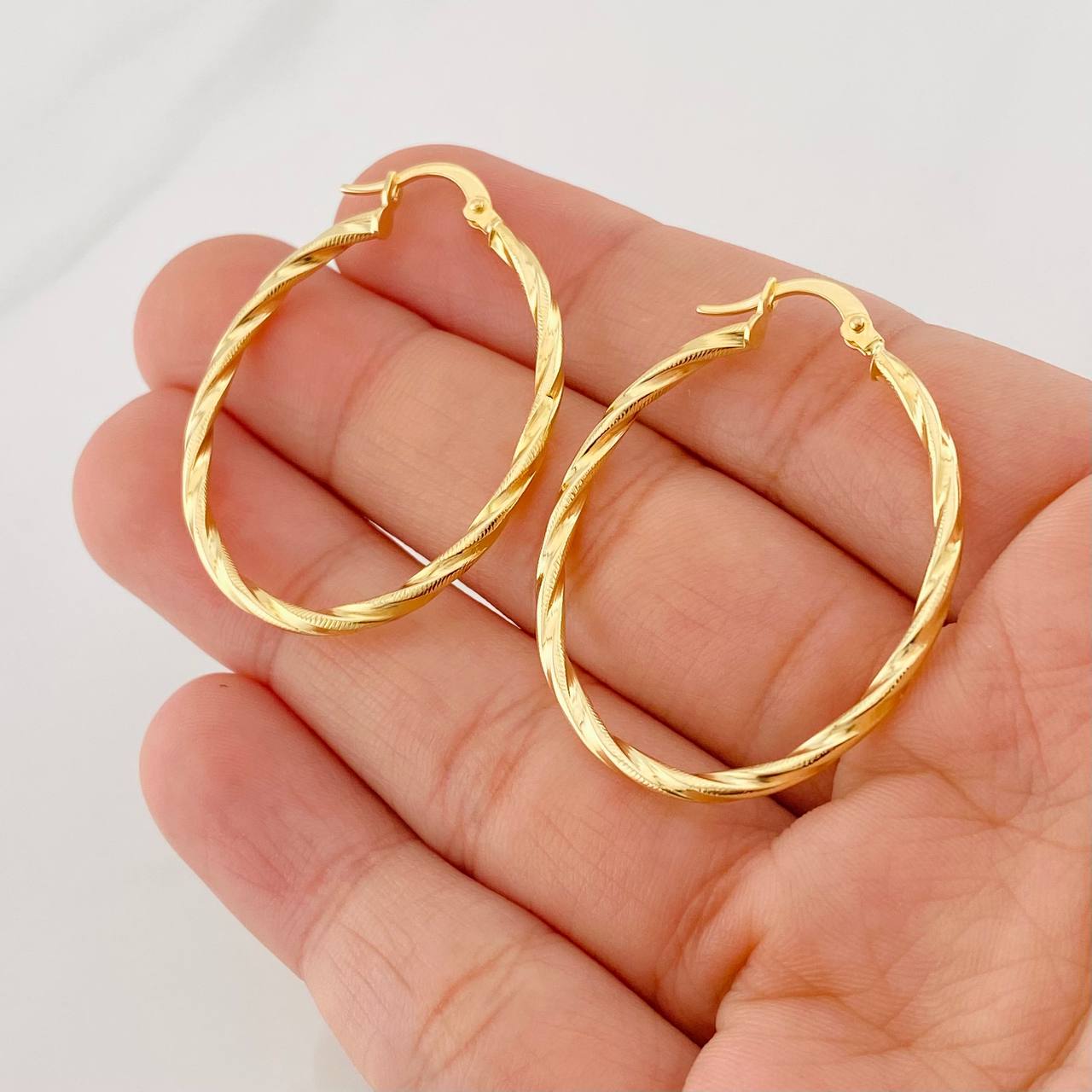 Hoop Earrings Mary Oval 1.9g / 1 1/2 in 18K Yellow Gold