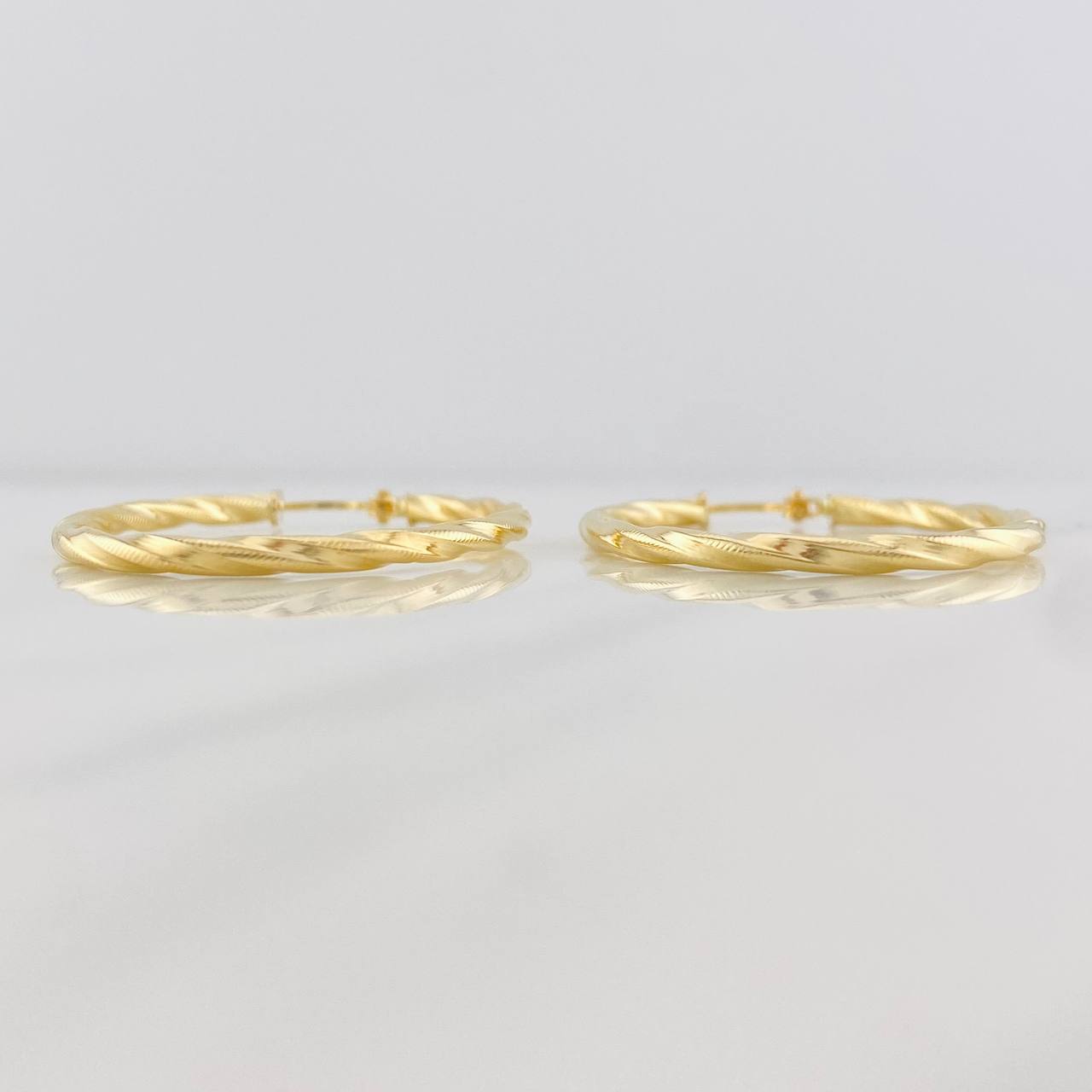 Hoop Earrings Mary Oval 1.9g / 1 1/2 in 18K Yellow Gold