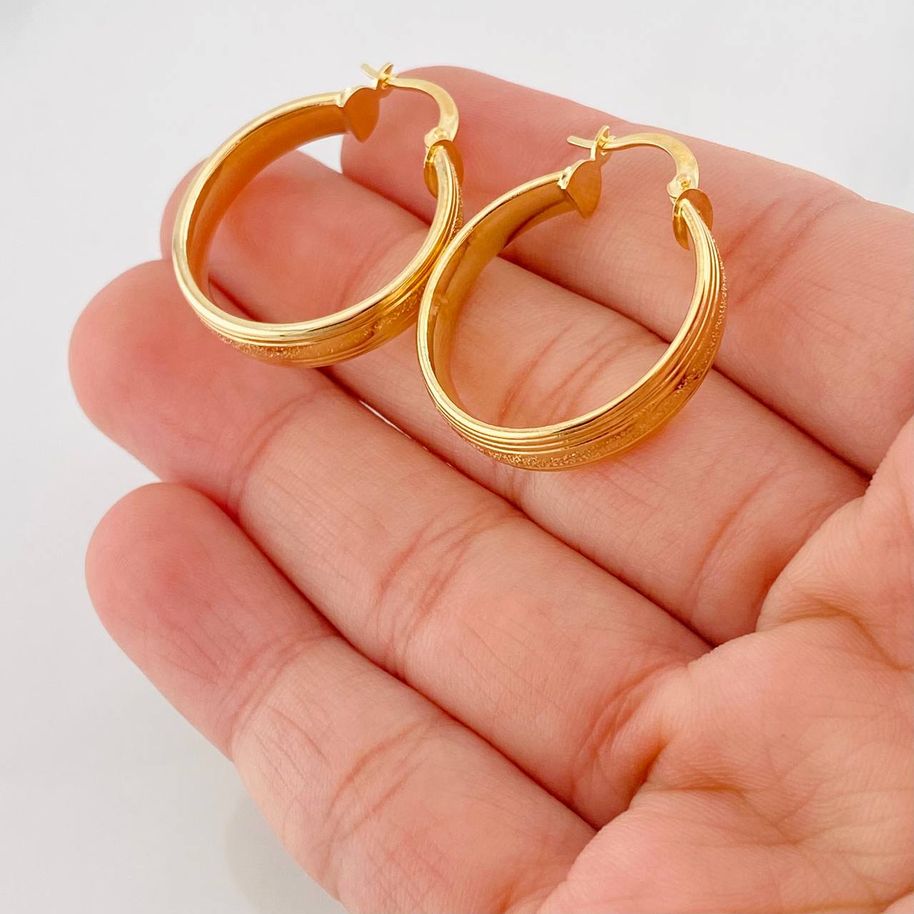 Hoop Earrings Winter 2.9g / 1 1/4 in 18K Yellow Gold