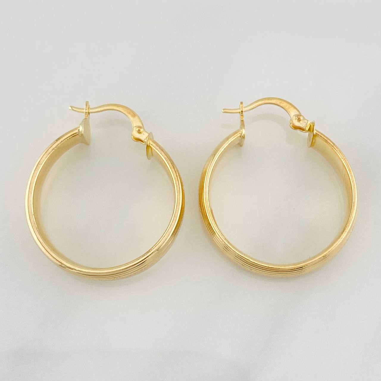 Hoop Earrings Winter 2.9g / 1 1/4 in 18K Yellow Gold