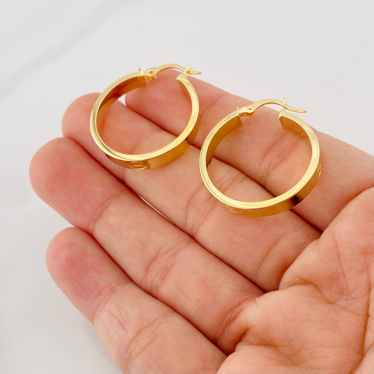 Hoop Earrings Screw 3.25g / 1 1/4 in 18K Yellow Gold