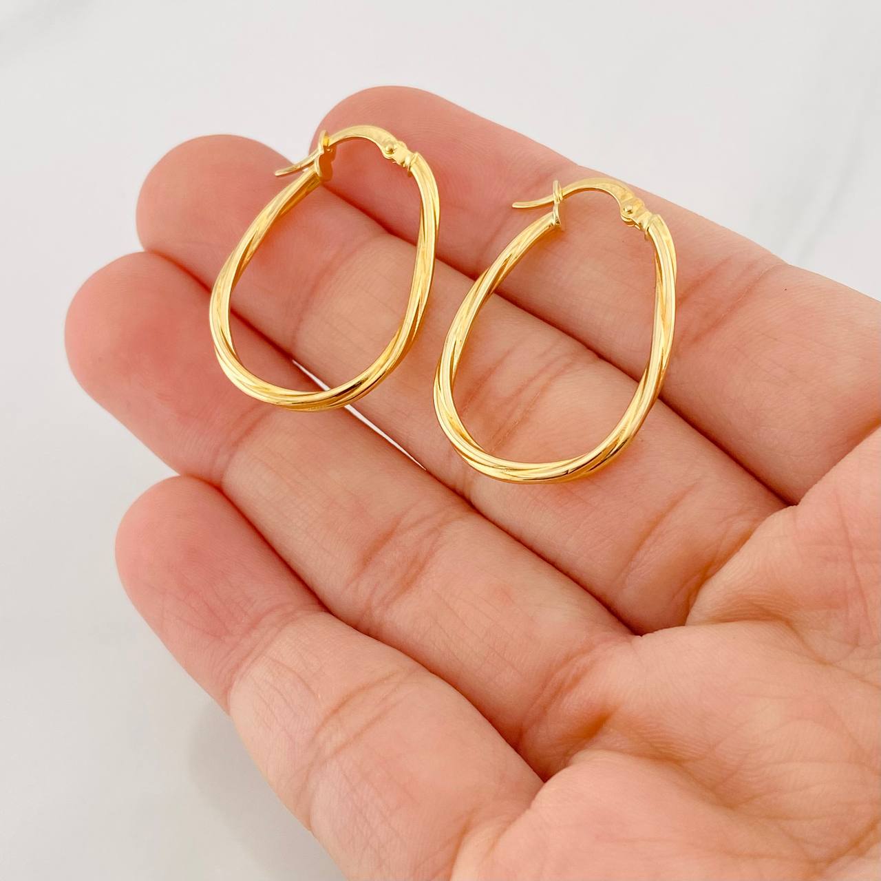 Hoop Earrings Arielle Oval 1.4g / 1 1/4 in 18K Yellow Gold
