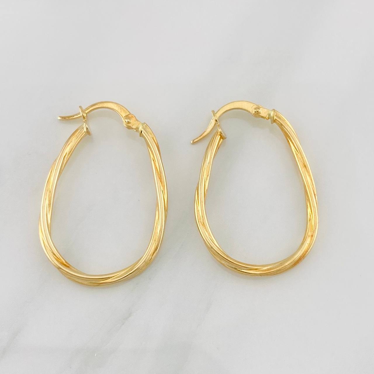 Hoop Earrings Arielle Oval 1.4g / 1 1/4 in 18K Yellow Gold