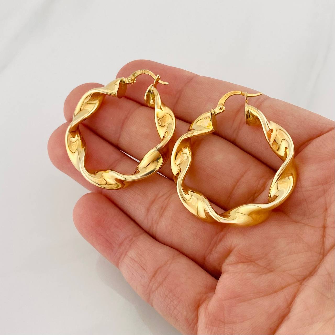 Hoop Earrings Demi 6.15g / 1 1/2 in 18K Yellow Gold