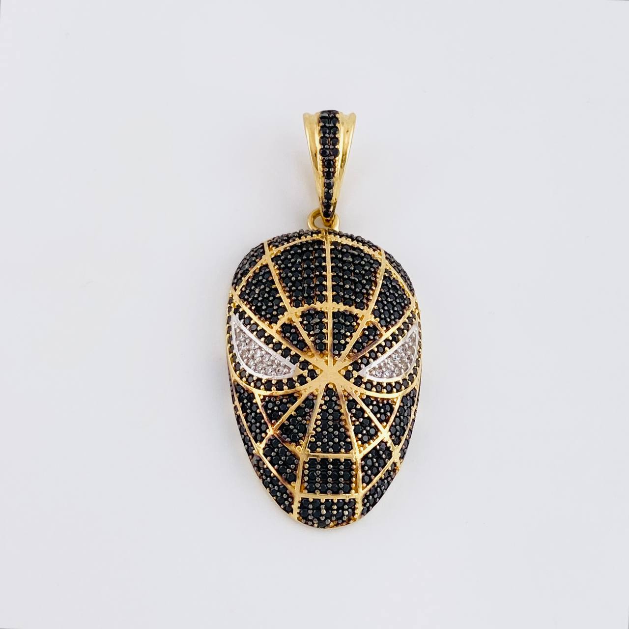 Pendant Hero in Black 9.5g / 1 3/4 in 18K Yellow Gold