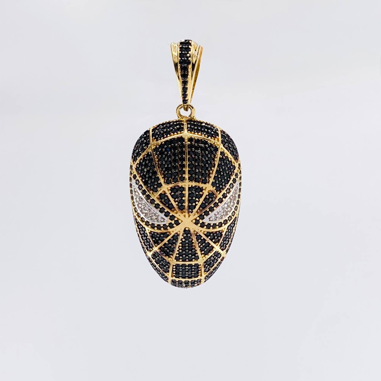 Pendant Hero in Black 9.5g / 1 3/4 in 18K Yellow Gold