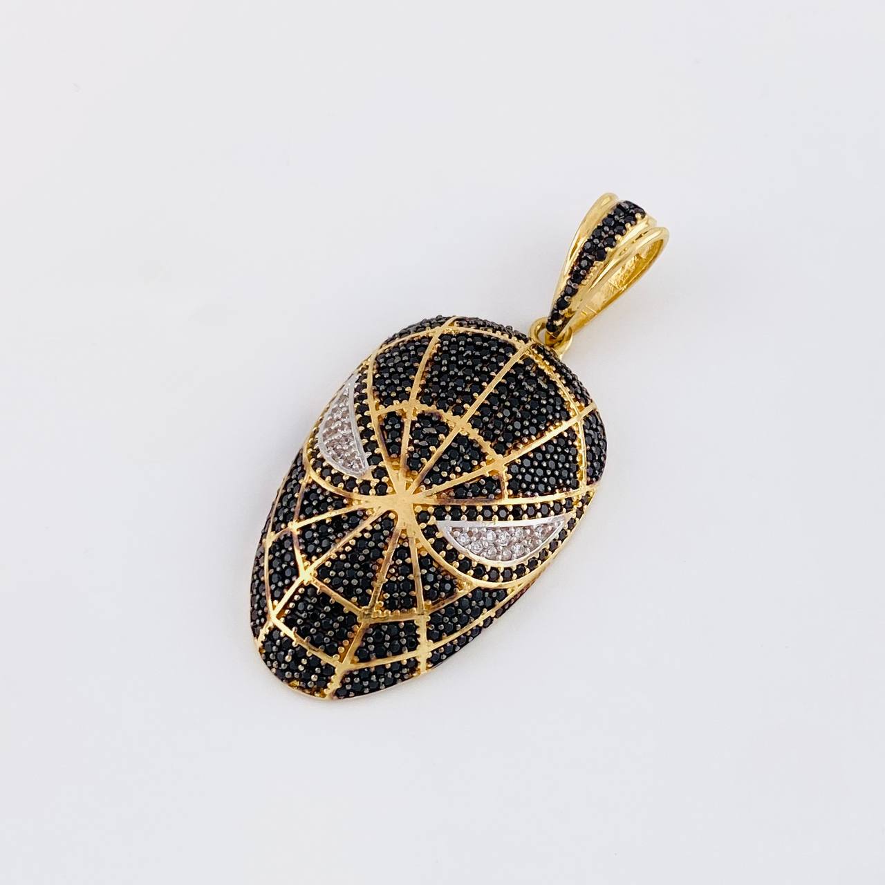 Pendant Hero in Black 9.5g / 1 3/4 in 18K Yellow Gold