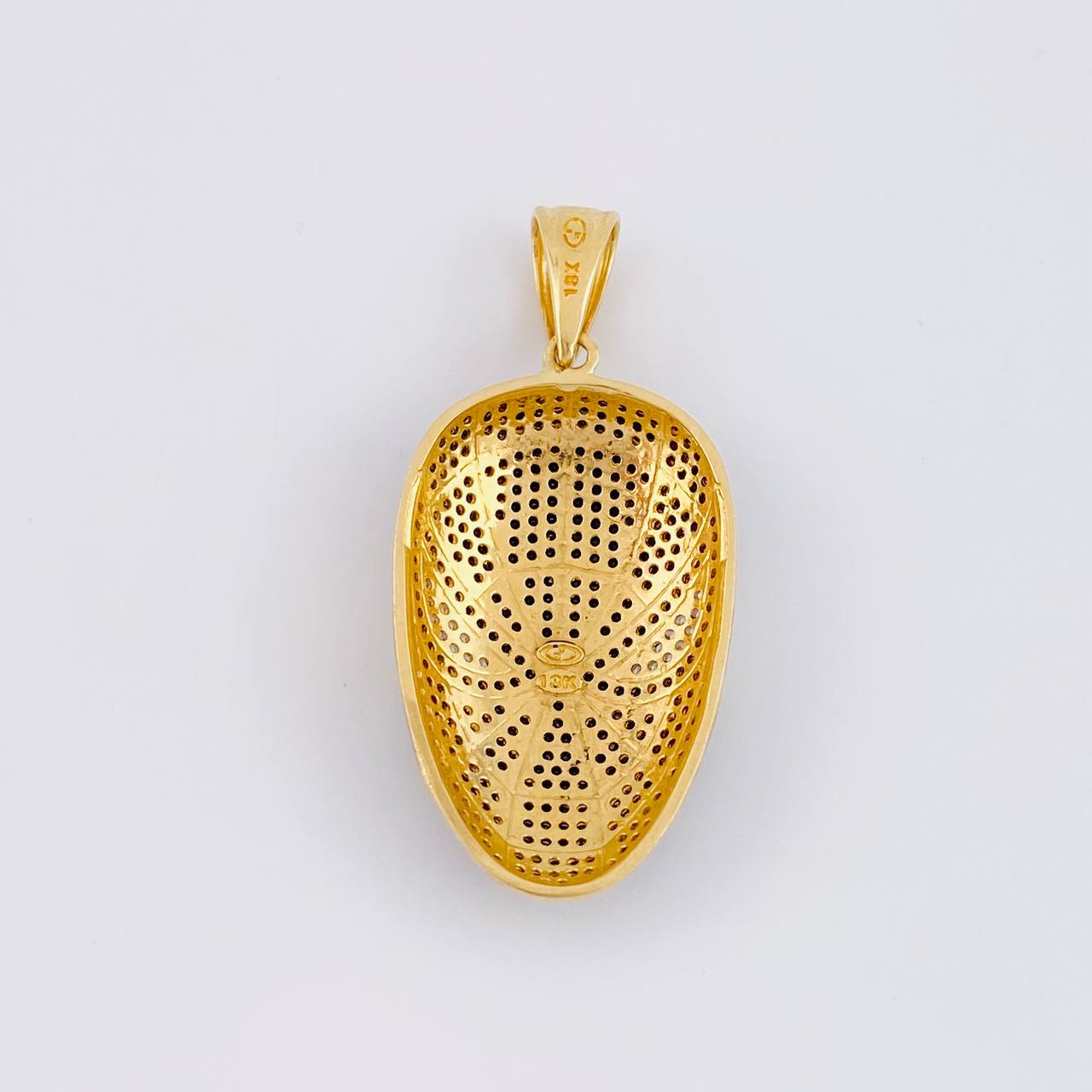 Pendant Hero in Black 9.5g / 1 3/4 in 18K Yellow Gold