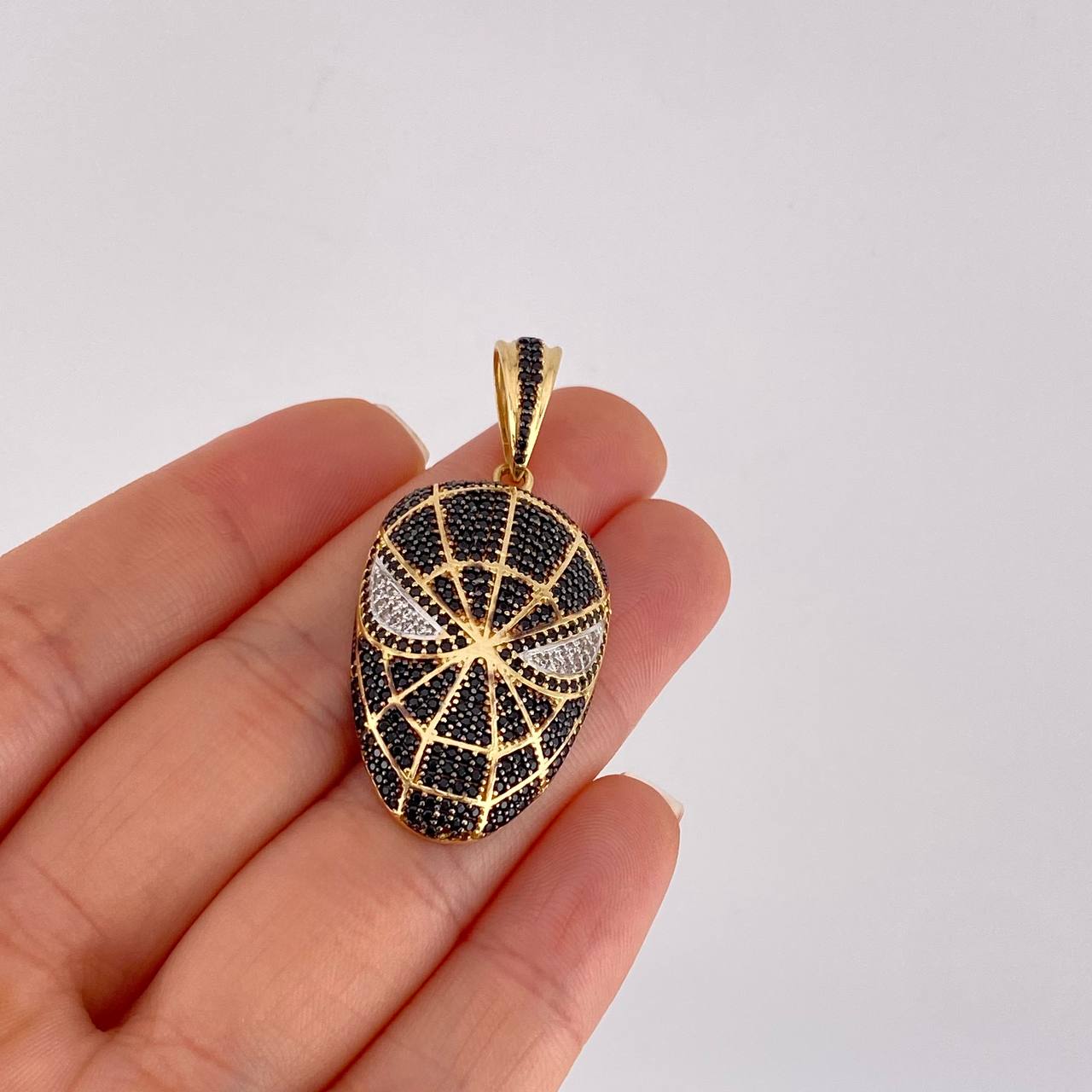 Pendant Hero in Black 9.5g / 1 3/4 in 18K Yellow Gold