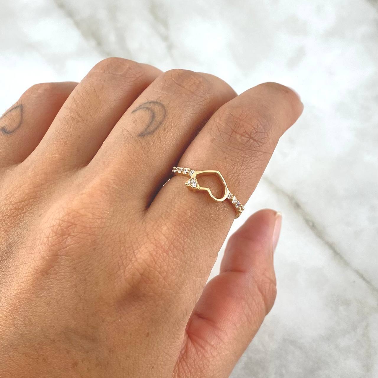 Heart Silhouette Ring 1.7gr / Size 7 1/2 / White Zircons 18K Yellow Gold ©