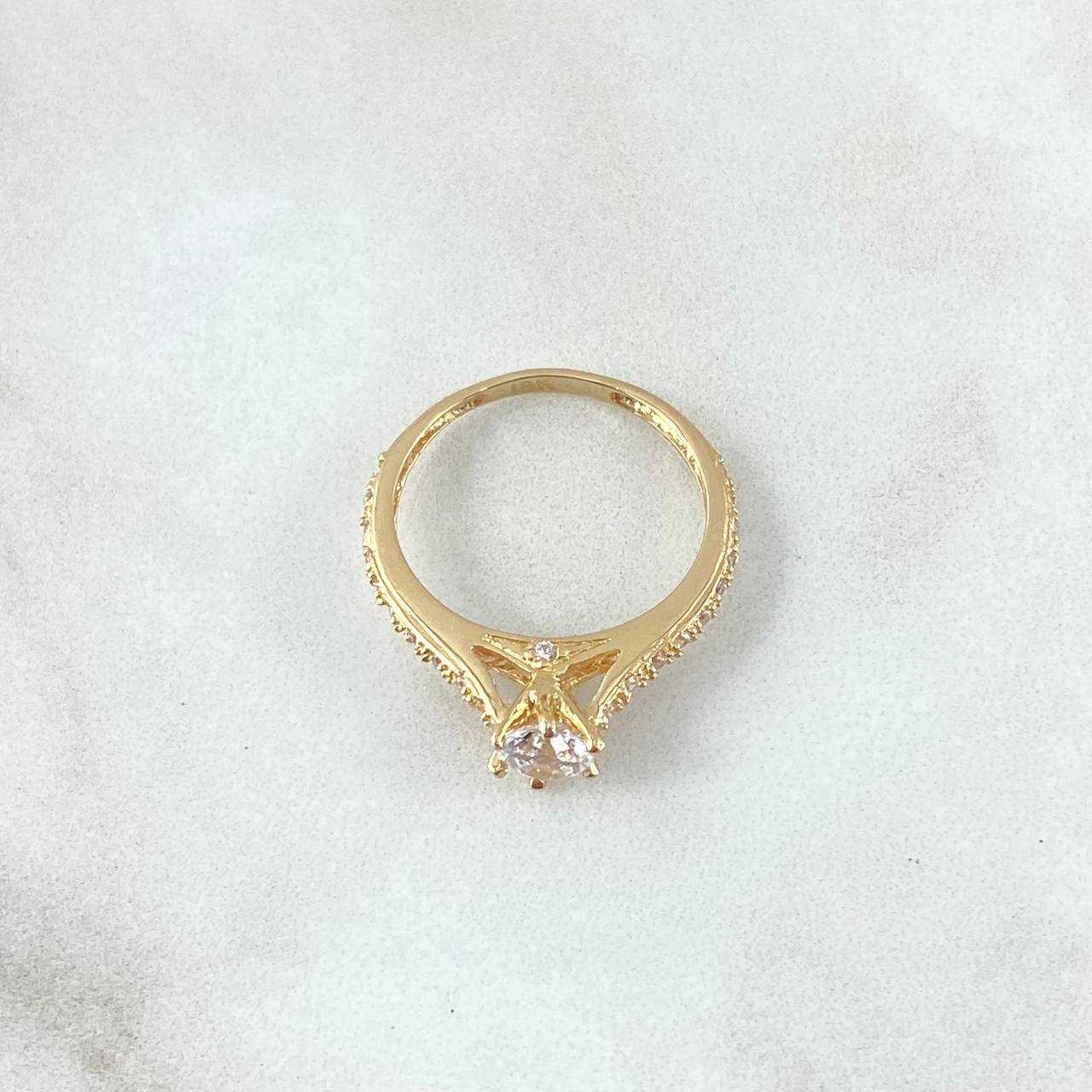 Anillo Solitario Cetro Basteado 2.25gr / T6 / Circones Blancos Oro Amarillo 18K