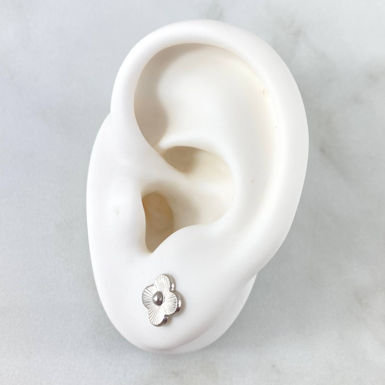 Topos Flor Rayada 0.95gr / 8mm Oro Blanco 18K
