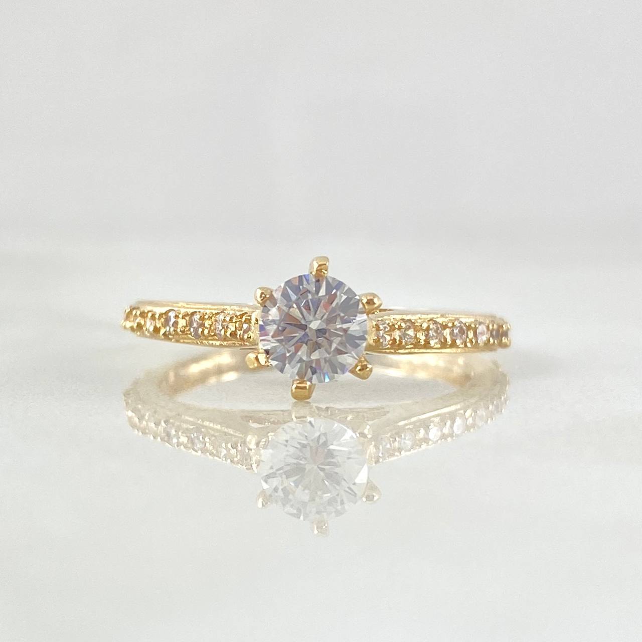 Anillo Solitario Cetro Basteado 2.25gr / T6 / Circones Blancos Oro Amarillo 18K