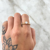 Anillo Solitario Cetro Basteado 2.25gr / T6 / Circones Blancos Oro Amarillo 18K